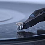Närbild av tonarm och pickup som spelar en vinylskiva