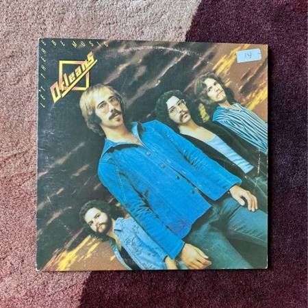 Vinylomslag med fyra rockmusiker i färgstarka 1970-talskläder