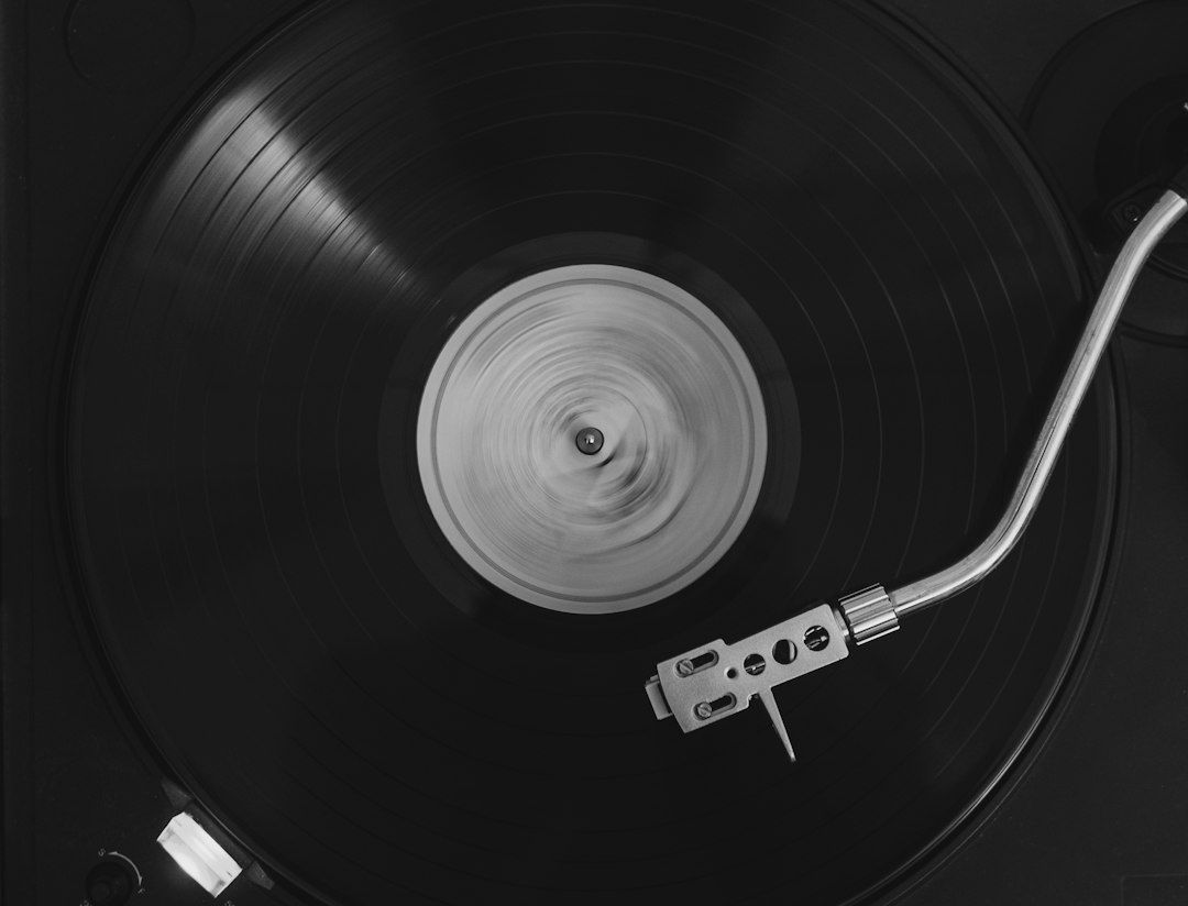 Närbild av en vinylskiva med tonarm och pickup på skivspelare